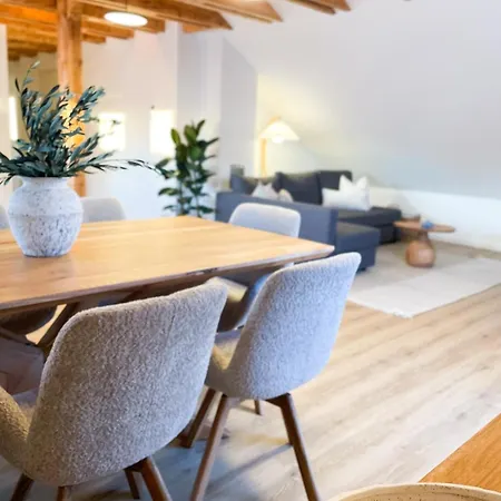 Coming In 아파트 *